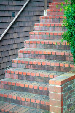 Süslü çimento kaplı kırmızı tuğlalı merdivenler ya da ön kapının yanında siyah metal gaurd parmaklıklı ev girişi. Şehir merkezindeki banliyö mahallelerindeki ön bahçe çalılıkları.