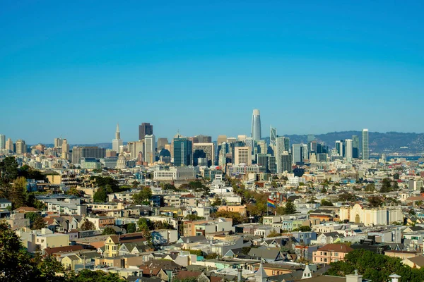 Gökdelenleri olan birçok bina ve yapıya sahip şehir manzarası ve temiz fotokopi uzayı olan arka plan. Öğleden sonra San Francisco 'nun tarihi bölgelerinde..