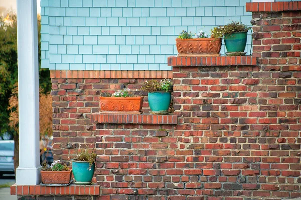 Außen Ziegelfassade Mit Dekorativen Blauen Oder Grünen Töpfen Für Pflanzen — Stockfoto