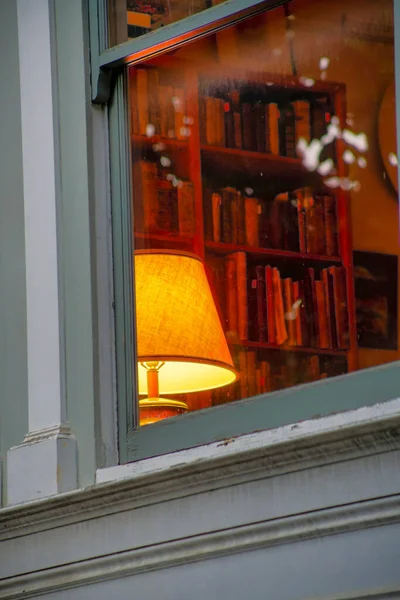 Biblioteca Solitária Com Lâmpada Única Dia Frio Nos Meses Inverno — Fotografia de Stock