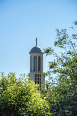 Şehir merkezindeki San Francisco California şehir merkezindeki tarihi binanın tepesindeki çan kulesi ya da kilise kulesi. Gizli binası ve mavi eğimli gökyüzü olan ön bahçedeki ağaçlar.