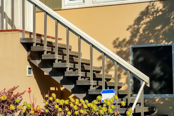 Fából Készült Lépcsők Ház Hátsó Teraszán Vagy Otthon Fehér Korláttal — Stock Fotó