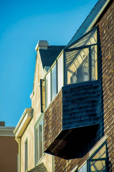 Ahşap Evin Dış Yüzeyi Pencere Bölmesi Görünür Camlar Mavi Beyaz — Stok fotoğraf
