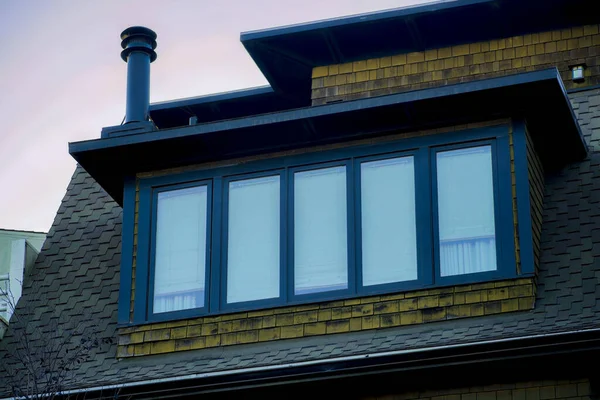 Dekorativní Arkýřová Okna Vertikálními Skleněnými Panely Tmavé Střeše Městskými Dlaždicemi — Stock fotografie