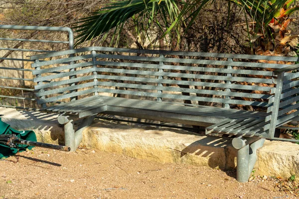 Saída Banco Metal Para Transeuntes Pedestres Para Descansar Durante Atividades — Fotografia de Stock