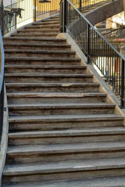 Row Stairs Tapper Top Tamp Black Metal Hand Rail Late — Fotografia de Stock