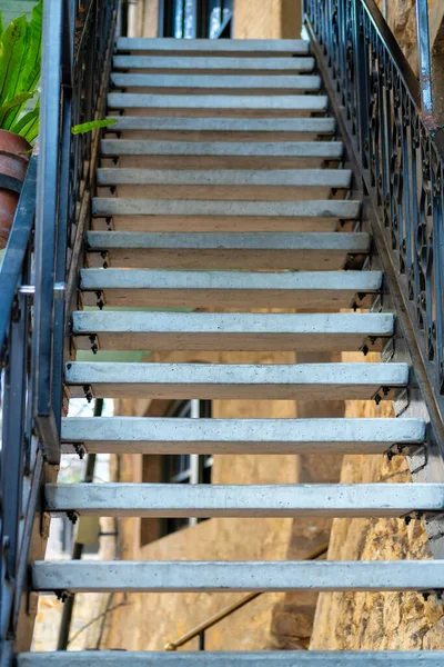 Вибірковий Фокус Пізньому Денному Відтінку Цементними Сходами Чорними Металевими Рейками — стокове фото