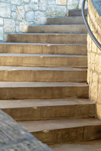 Vista Próxima Escadas Cimento Com Fachada Pedra Trilhos Mão Com — Fotografia de Stock