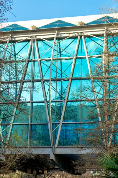 Декоративные Фасады Здания Отражают Голубую Стеклянную Конструкцию Арочной Триалгуляционной Компоновкой — стоковое фото