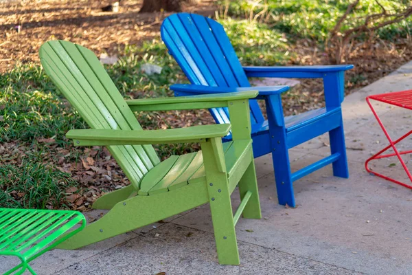 Kolorowe Krzesła Pokładzie Lub Patio Tyłach Lub Przed Domem Zielonymi — Zdjęcie stockowe