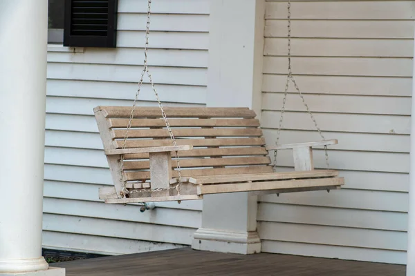 White Porch Swing Slatted Panneled Wooden House Patio Plantation Poles — Stok fotoğraf