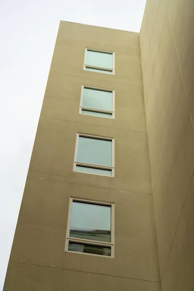 Edifício Apartamentos Com Estuque Edifício Exterior Fileira Janelas Visíveis Modernas — Fotografia de Stock
