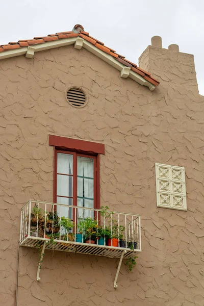 Fachada Casa Decorativa Con Pequeño Balcón Puerta Roja Con Tejas —  Fotos de Stock