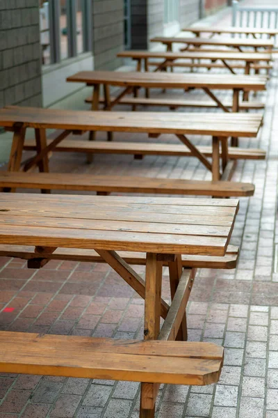 Ławka Piknikowa Płytkami Cementowymi Ceglaną Podłogą Drewna Drewna Przed Restauracją — Zdjęcie stockowe