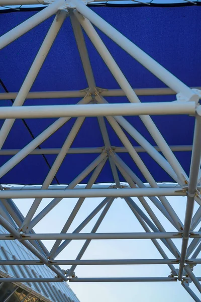 Білі Балки Архітектурі Структурі Другій Половині Дня Блакитним Брезентом Білою — стокове фото