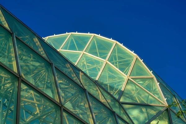 Купол Зеленого Будинку Блакитним Склом Металевими Внутрішніми Променями Кінці Дня — стокове фото