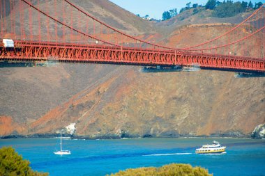 Yelkenli tekneleri ve dağları olan altın kapı köprüsü ya da öğleden sonra güneşli ve uzak adaları olan tepeler. Bay ve Beach yakınlarındaki tarihi bölgeler ve San Francisco California 'da..