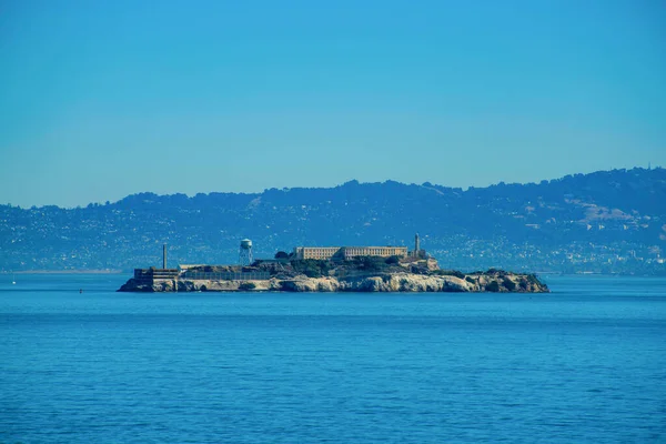 位于历史名城菲瑟曼地窖附近的加州旧金山市中心的历史城区的阿尔卡特拉兹监狱岛 有大海和蓝天镇的朦胧的山地背景 — 图库照片