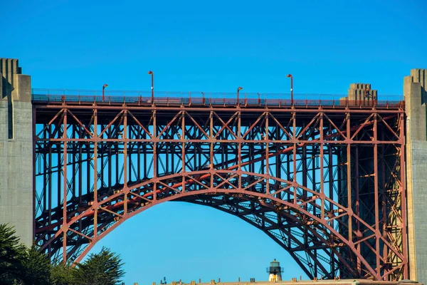 Kovový Sluneční Most Klenutým Středem Ocelovými Kovovými Nosníky Nosníky Červenou — Stock fotografie