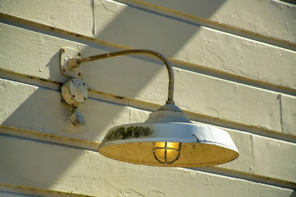 Lumière Métal Fer Avec Couvercle Ampoule Protection Sur Côté Bâtiment — Photo