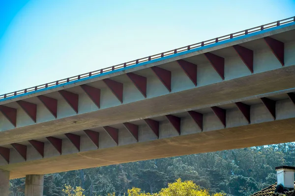 Dálnice Nebo Dálnice Nadjezd Příměstské Oblasti Kalifornie Červeným Akcentem Design — Stock fotografie