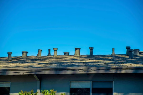 Дом Крыша Дома Большим Количеством Вентиляционных Отверстий Шимни Вершине Здания — стоковое фото