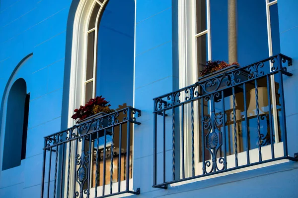 Bükülmüş Metal Çerçeveli Küçük Dekoratif Balkonlar Mavi Yüzlü Pencereli Tırabzanlar — Stok fotoğraf
