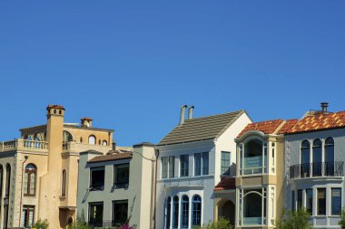 San Francisco California 'nın histroik bölgelerinde gökyüzünün kopyasıyla dekoratif ev cepheleri. Modern banliyö şehrinde ikamet yeri olan bej ve beyaz evler.