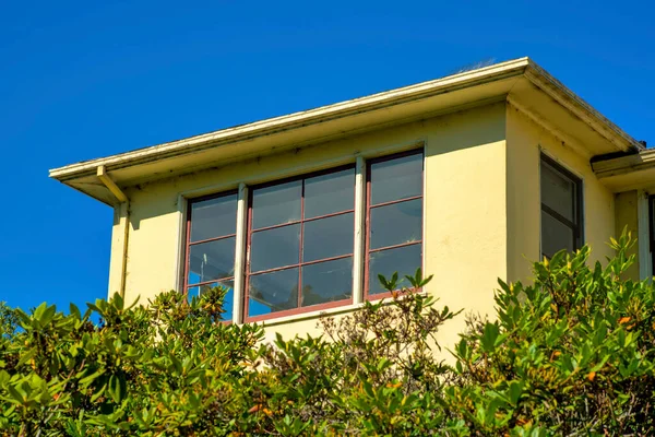 Látható Szoba Vagy Apartman Lapos Tetővel Sárga Cement Külső Elülső — Stock Fotó