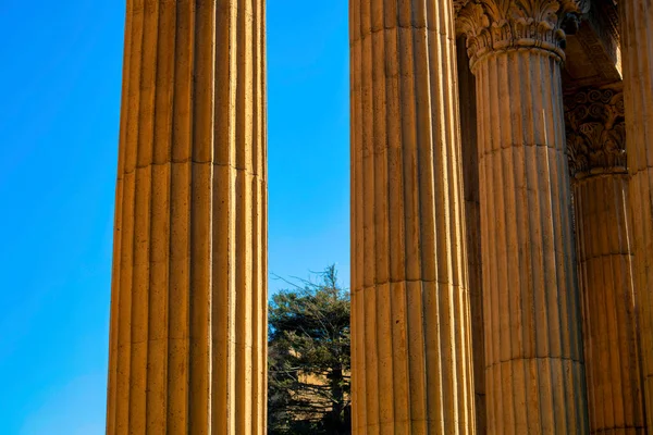 Hohe Kolossalsäulen Mit Senkrechten Bergrücken Und Hintergrundbäumen Mit Klarem Blauen — Stockfoto
