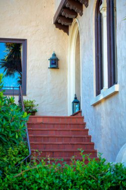 Ön ya da arka kapı kiremitleri, metal el parmaklıkları ve bina dışındaki alçı beyazı beton kaplamalı. Amerika 'nın orta sınıf Amerikan banliyölerinin modern bölgesinde evim..