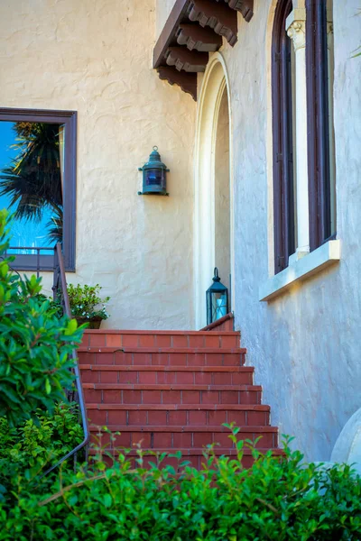 Ön ya da arka kapı kiremitleri, metal el parmaklıkları ve bina dışındaki alçı beyazı beton kaplamalı. Amerika 'nın orta sınıf Amerikan banliyölerinin modern bölgesinde evim..