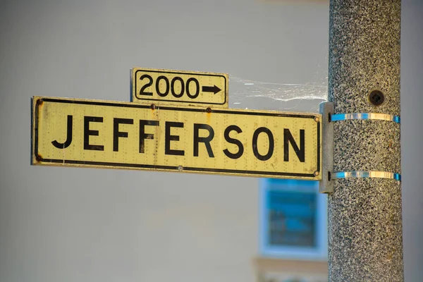 Czarno Biały Znak Drogowy Lampie Ulicznej Napisem Jefferson Historycznych Dzielnicach — Zdjęcie stockowe