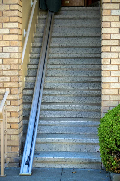 Elektrischer Treppenlift Oder Stuhl Äußeren Eingang Haus Oder Haus Einer — Stockfoto