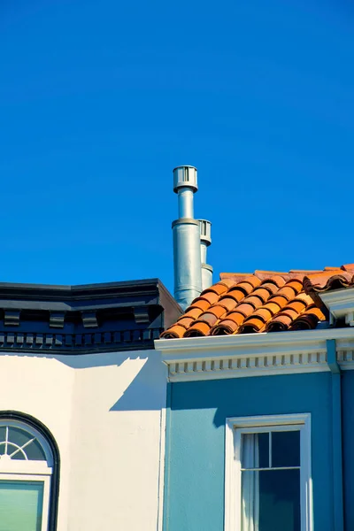 Schornstein Aus Metall Auf Dem Dach Eines Hauses Oder Hauses — Stockfoto