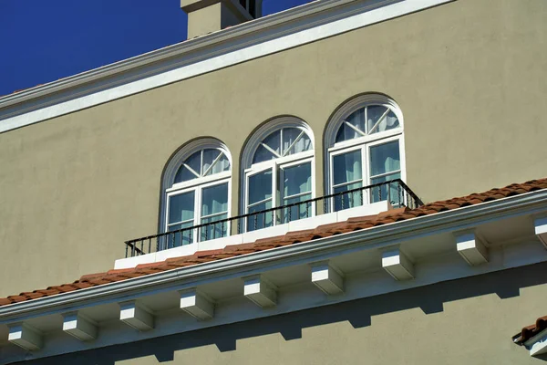 Bâtiment Moderne Avec Trois Fenêtres Encadrées Blanches Extérieur Avec Façade — Photo