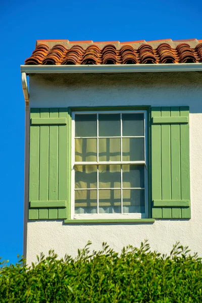 Verstecktes Oder Geheimes Fenster Mit Grünen Rollläden Und Rotem Ziegeldachziegel — Stockfoto