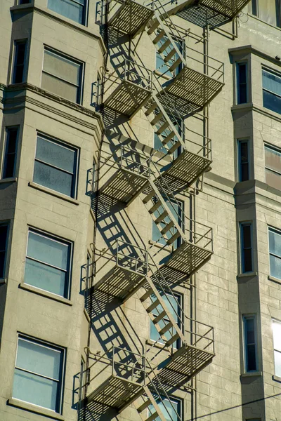 Edifício Moderno Arranha Céus Alta Elevação Com Escada Escape Incêndio — Fotografia de Stock