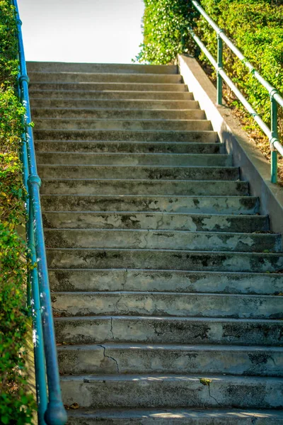 Zementtreppe Ohne Bahnsteige Nur Stufen Und Grünes Metallgeländer Park Oder — Stockfoto