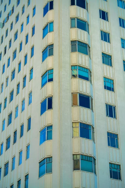 사무실 아파트 건물은 베이지 색이며 시내에 주거용 부동산 줄줄이 늘어서 — 스톡 사진