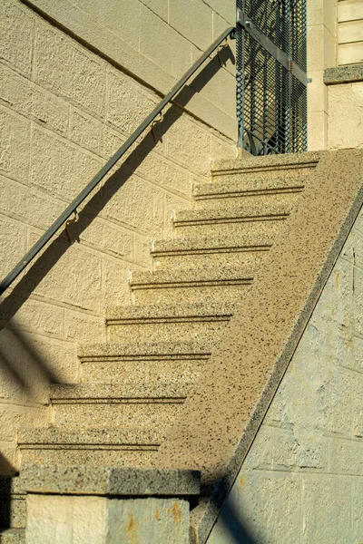 Verspiegelte Treppeneingangstür Mit Treppe Oder Treppe Und Zement Und Metallgeländer — Stockfoto