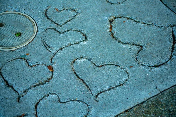 Цементный Пол Вырезанными Сердцами Мокрой Тротуаре Дизайна Узоров Послеобеденной Тени — стоковое фото