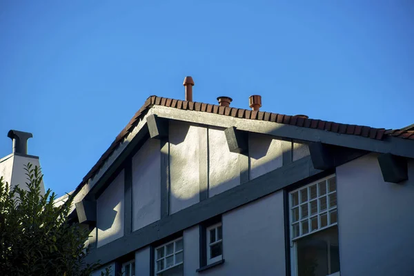 Vorstädtisches Haus Moderner Gegend Mit Sonnenaufgang Balken Schlagen Doppelgiebeldach Mit — Stockfoto
