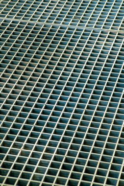 Metal ızgara ve geometrik kare desenli menfez ya da drenaj üzerinde detaylar için kullanılan desen ya da tasarım resmi. Endüstriyel bölgelerdeki gölgelerde arka plan resimleri için kullanılır..