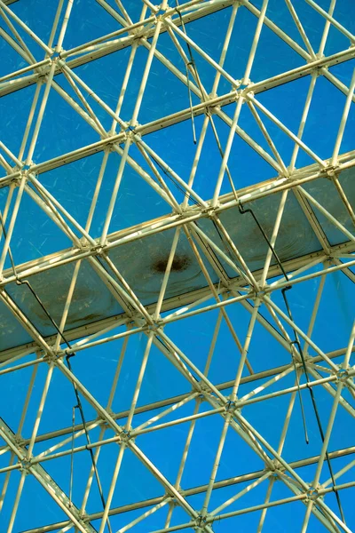 白い金属ビームとガラスを介して青空の背景を持つ倉庫の外観表面上の金属足場 構造物の安定性と強度のための幾何学的な三角形パターン — ストック写真