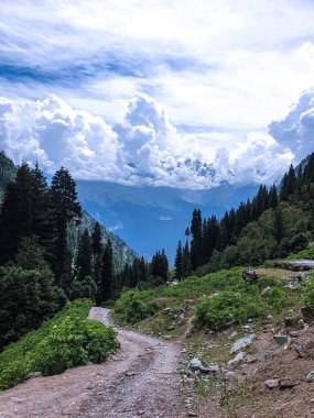 Bulutlarla birlikte Görüntü Dağları 'nın ortasındaki dağda yürüyüş yapmak. Seyahat kavramı, açık hava aktiviteleri, kamp yapma.
