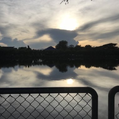 Güneşin silueti bulutların arkasında.