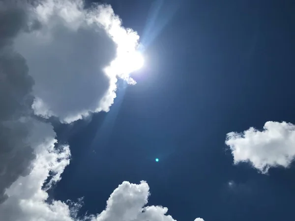 Zon Stond Het Punt Komen Uit Pluizige Wolken Schittert Helder — Stockfoto