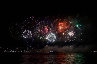 Gece gökyüzünde havai fişekler Karadeniz 'de