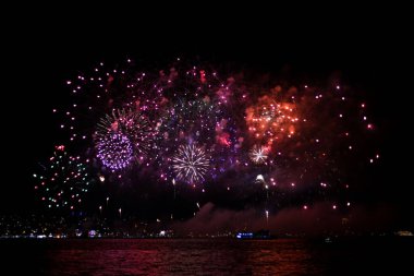 Gece gökyüzünde havai fişekler Karadeniz 'de